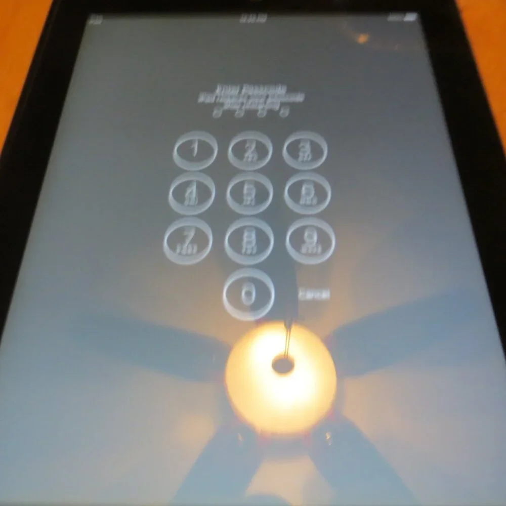 Apple iPad 2nd Gen Silver A1395 16GB Wi-Fi MC769LL/A 9.7